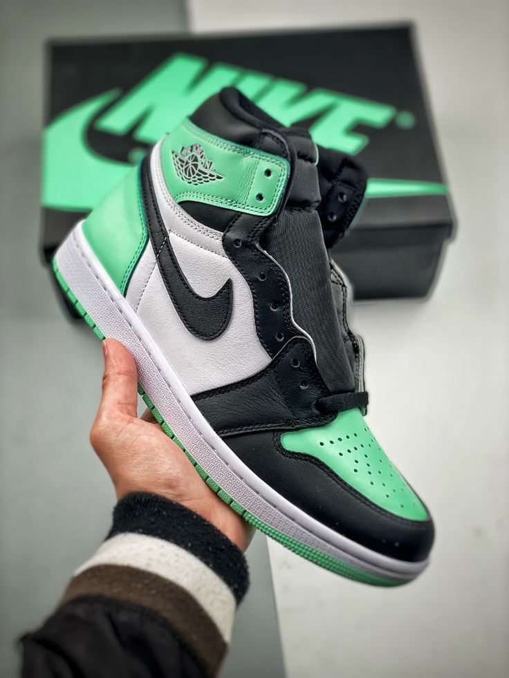 Air Jordan 1 Retro High OG "Green Glow"