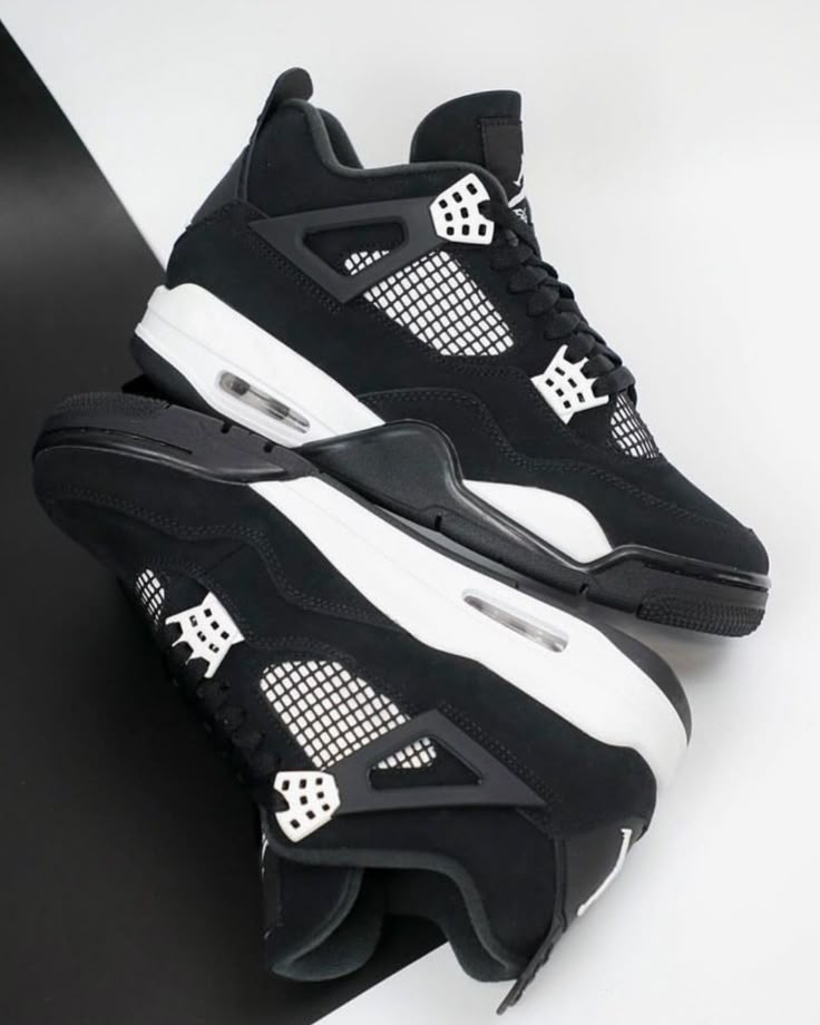 Air Jordan 4 Retro “White Thunder” – Black / White